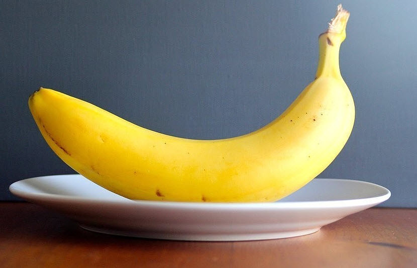 банан на тарелке