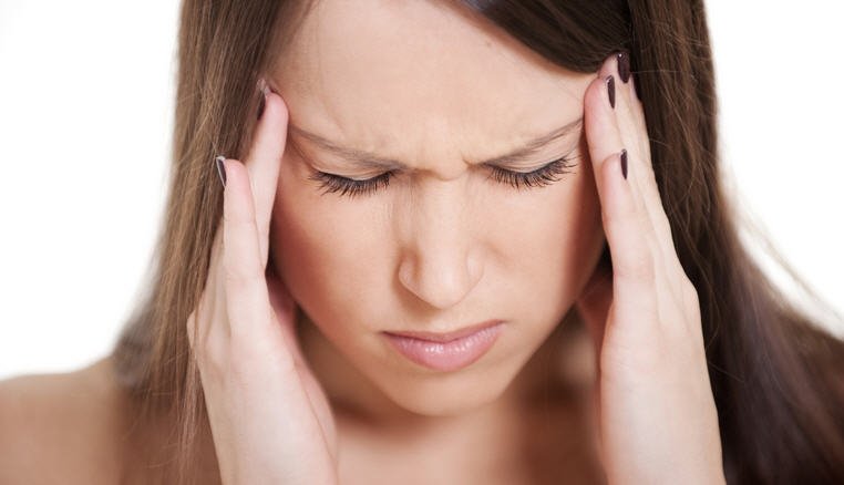 Что представляет собой мигрень и каковы причины ее появления
