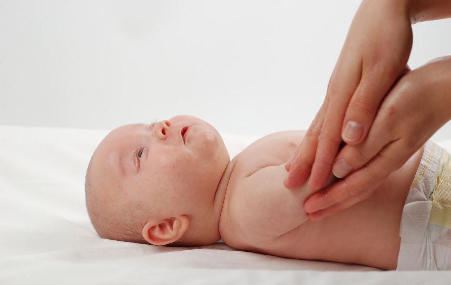 Шелушится кожа у новорождённого - причины, симптомы и лечение