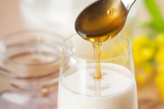 Молоко с медом от кашля: боремся с простудой и воспалением