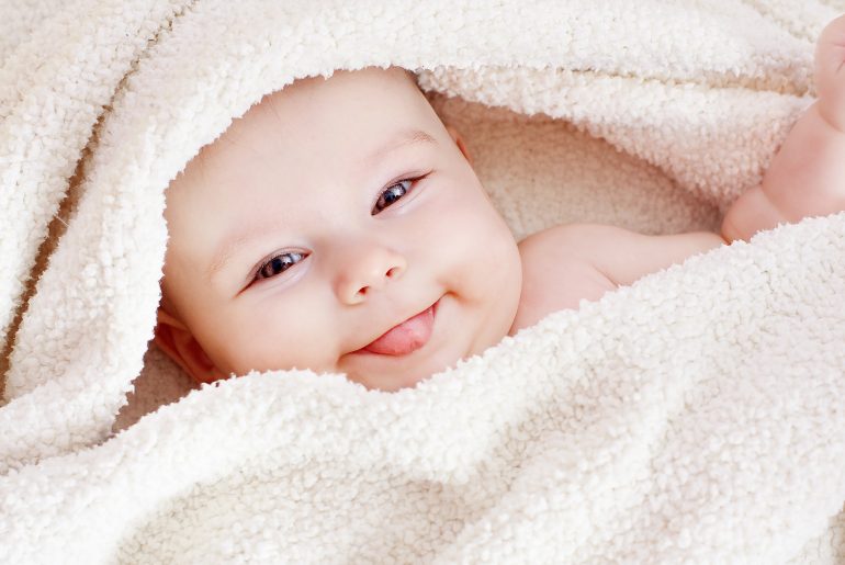Белый язык у новорождённого: причины налёта на языке у грудного ребёнка