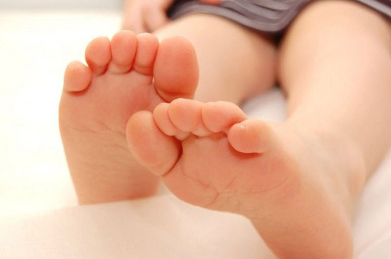 Сводит судорогами пальцы ног у ребенка